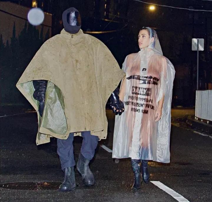 Vợ 29 tuổi của Kanye West gây sốc mặc như không ở sự kiện thời trang-2