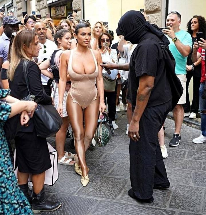 Vợ 29 tuổi của Kanye West gây sốc mặc như không ở sự kiện thời trang-3