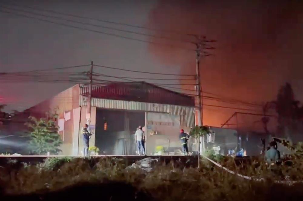Hỏa hoạn thiêu rụi 3 nhà xưởng khoảng 2.000m2 ở TPHCM-1