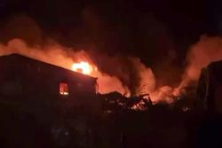Hỏa hoạn thiêu rụi 3 nhà xưởng khoảng 2.000m2 ở TPHCM