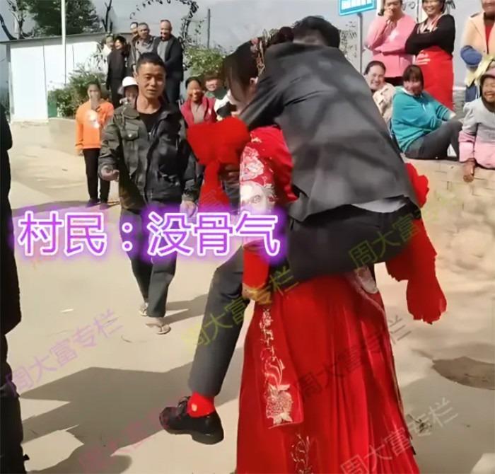 Chú rể được cô dâu xinh như thiên thần cõng về tận nhà-3