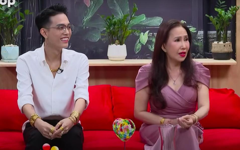 Chuyện kỳ lạ cặp đôi ở Sài Gòn: Chồng mang thai, vợ trẻ vui hết cỡ-1