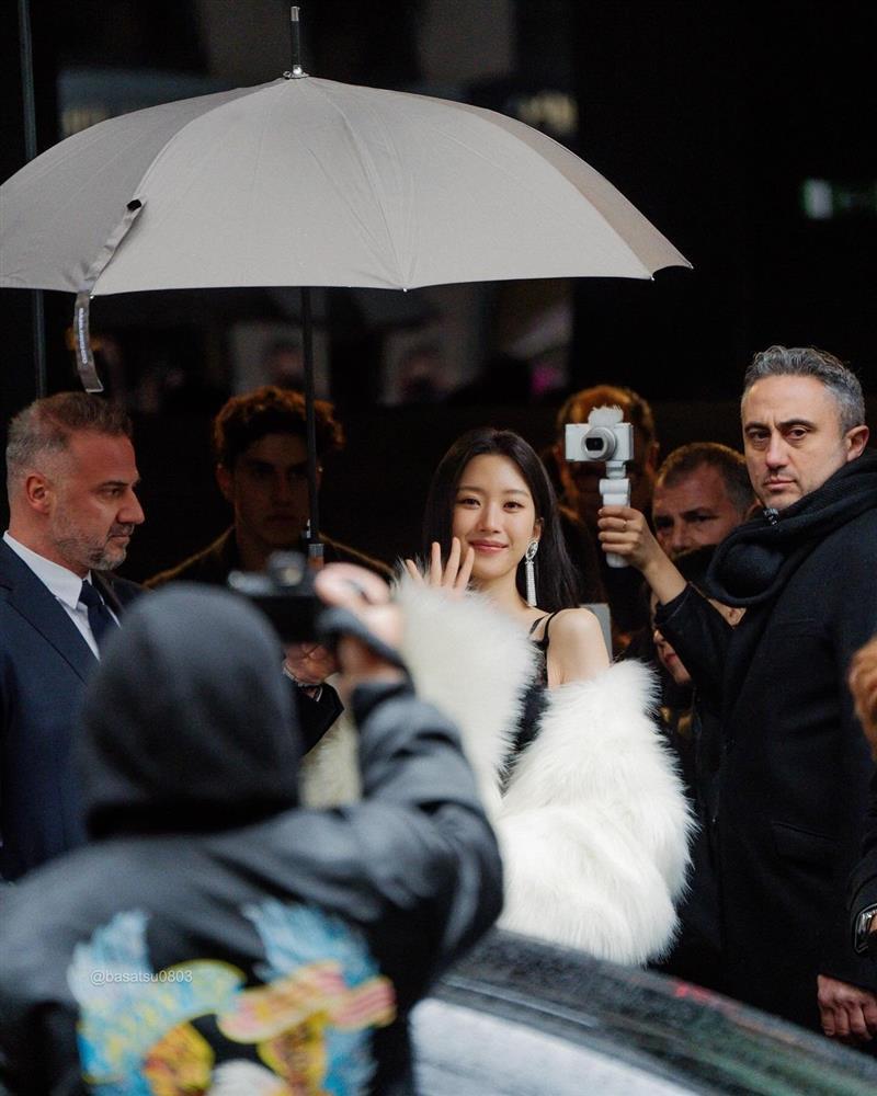 Nữ diễn viên gây tranh luận vì thời trang hở bạo-2