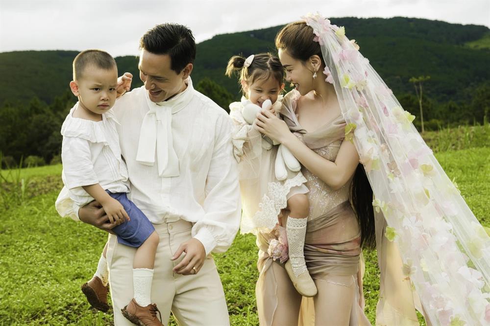 Hồ Ngọc Hà - Kim Lý và những cặp đôi đình đám Vbiz có con chung nhưng mãi không chịu cưới-2