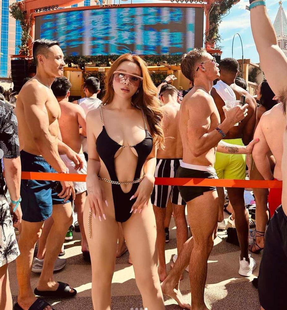 Huyền Baby có loạt áo tắm cắt xẻ, khoe body nóng bỏng mà chẳng hề phô-5