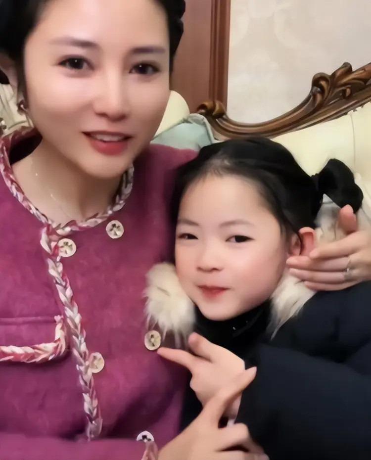 Bé trai mẫu giáo tặng bạn gái cùng lớp 2 thỏi vàng 100g-2