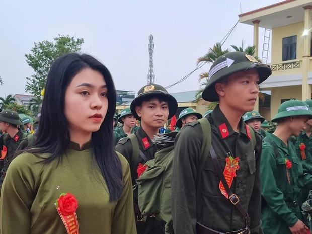 Nữ tân binh xinh đẹp lên đường nhập ngũ khiến dân mạng truy lùng danh tính: Bỏ việc ổn định để tòng quân-1