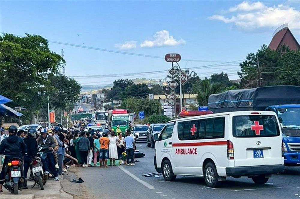 Xe cứu thương tông người đi xe máy tử vong-1
