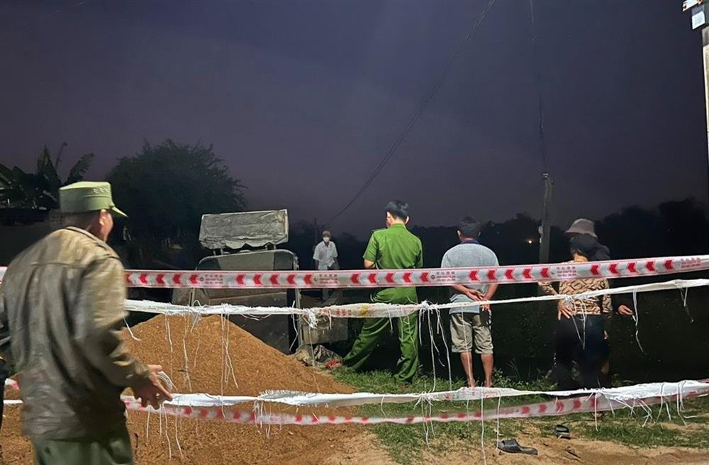 Cầu 40 năm tuổi sập khi xe chở cát đi qua-1