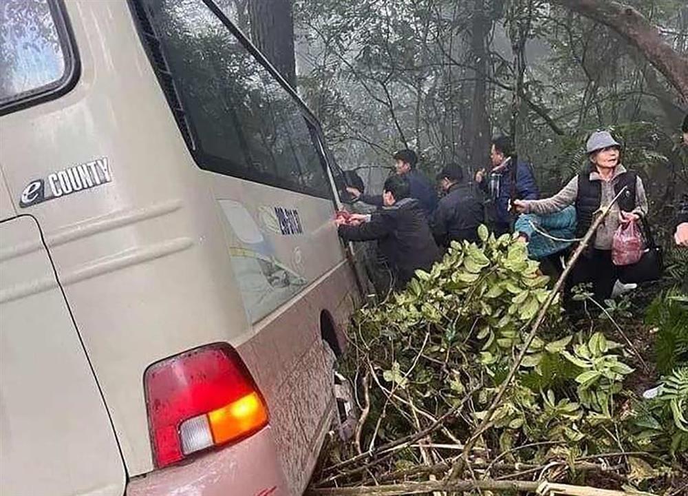 Xe khách chở gần 30 cán bộ hưu trí lao xuống vực ở Tam Đảo-2