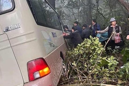 Xe khách chở gần 30 cán bộ hưu trí lao xuống vực ở Tam Đảo