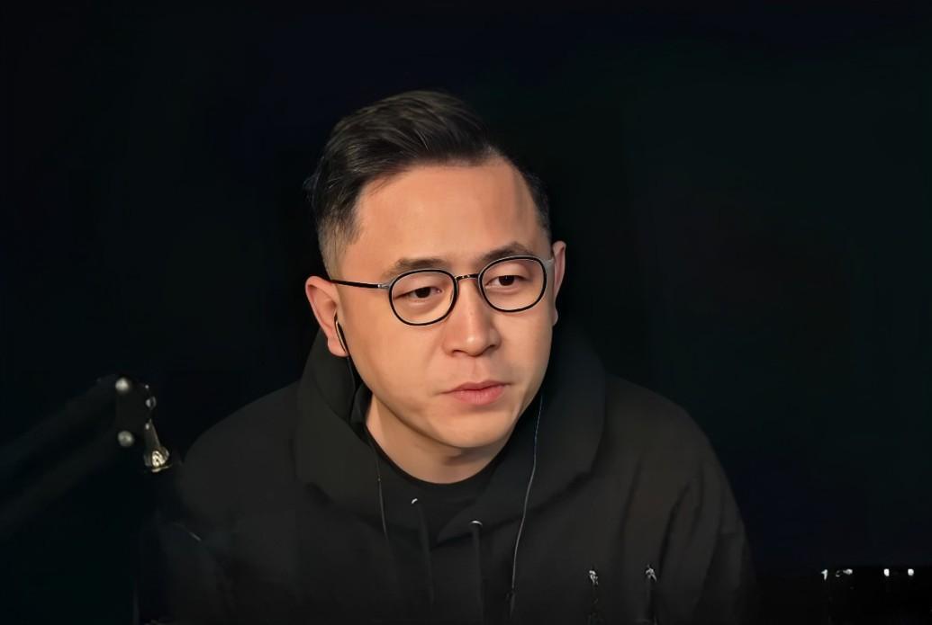 Tranh cãi tiến sĩ trường top kiếm tiền khủng nhờ livestream bán khóa học AI-1