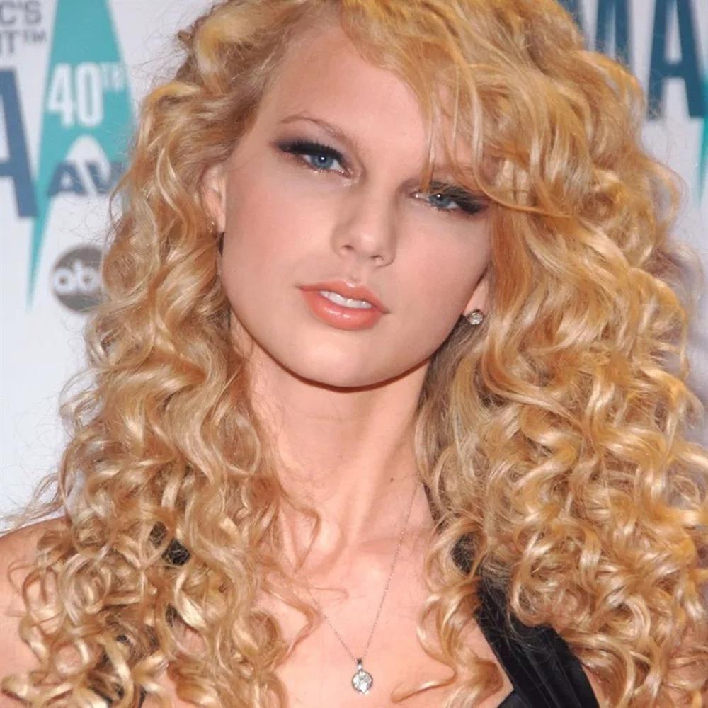Taylor Swift cân mọi kiểu tóc từ tẩy màu sáng, uốn xoăn đến ép thẳng-1