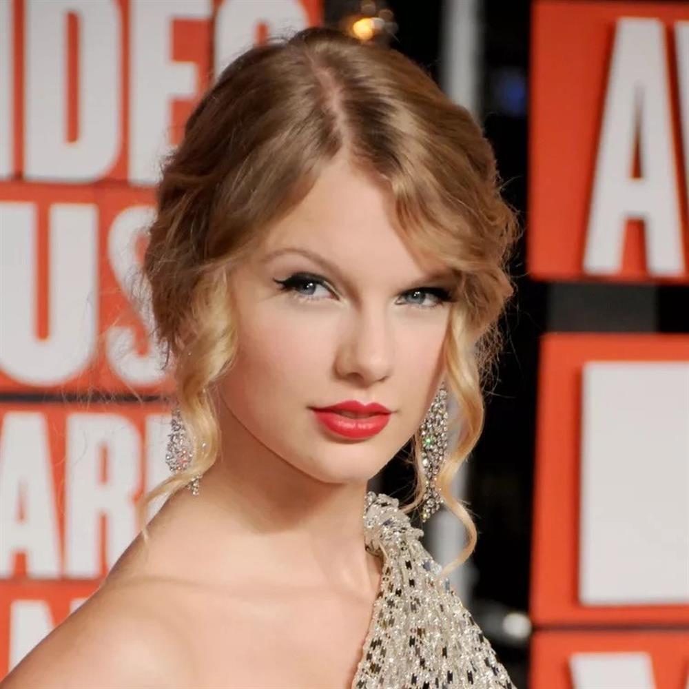 Taylor Swift cân mọi kiểu tóc từ tẩy màu sáng, uốn xoăn đến ép thẳng-2