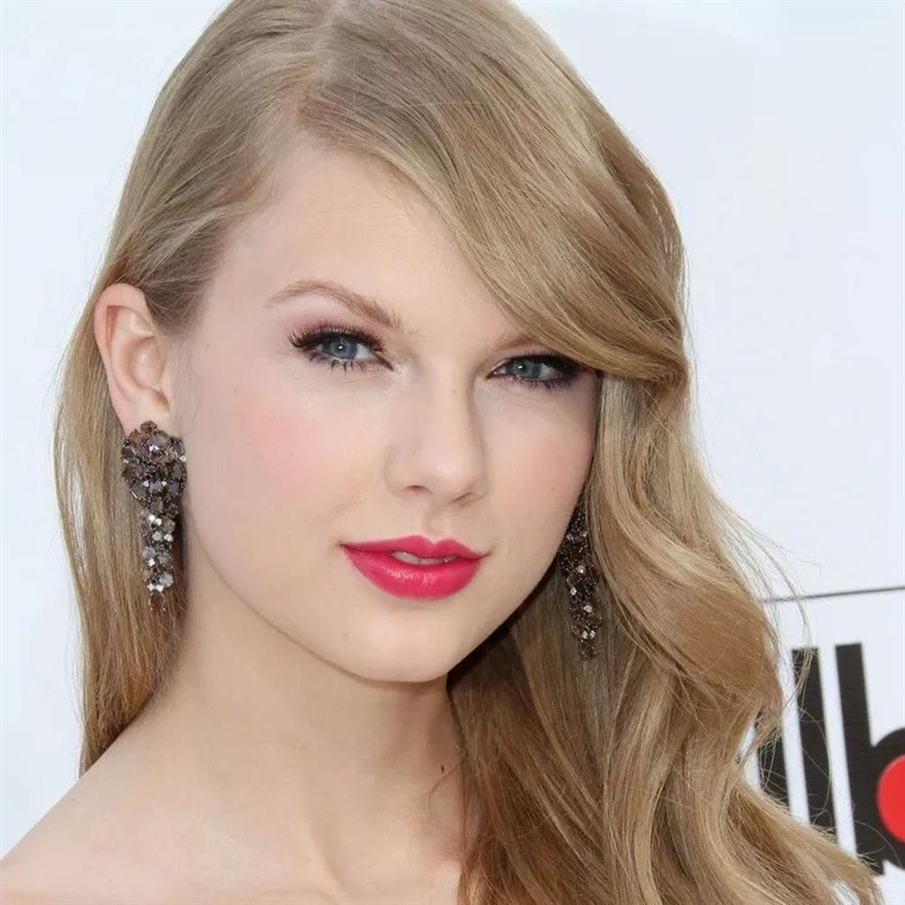 Taylor Swift cân mọi kiểu tóc từ tẩy màu sáng, uốn xoăn đến ép thẳng-4