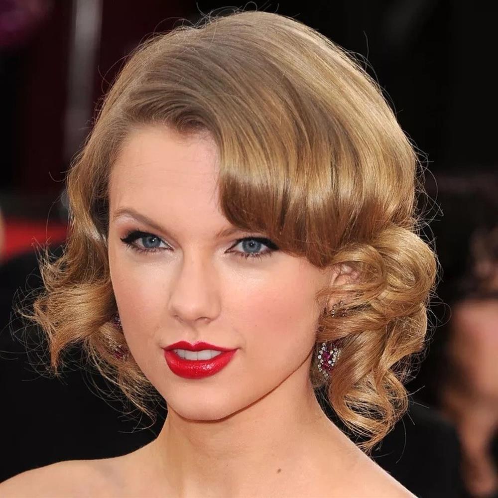 Taylor Swift cân mọi kiểu tóc từ tẩy màu sáng, uốn xoăn đến ép thẳng-6
