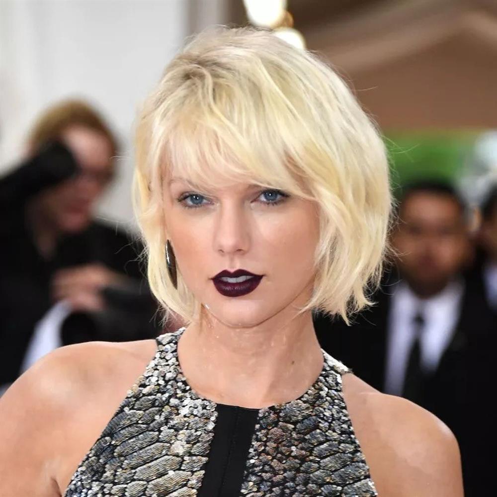 Taylor Swift cân mọi kiểu tóc từ tẩy màu sáng, uốn xoăn đến ép thẳng-8