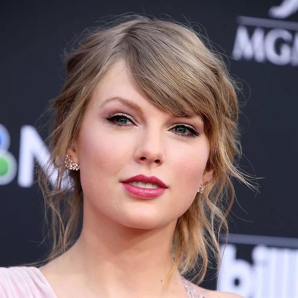 Taylor Swift cân mọi kiểu tóc từ tẩy màu sáng, uốn xoăn đến ép thẳng-9