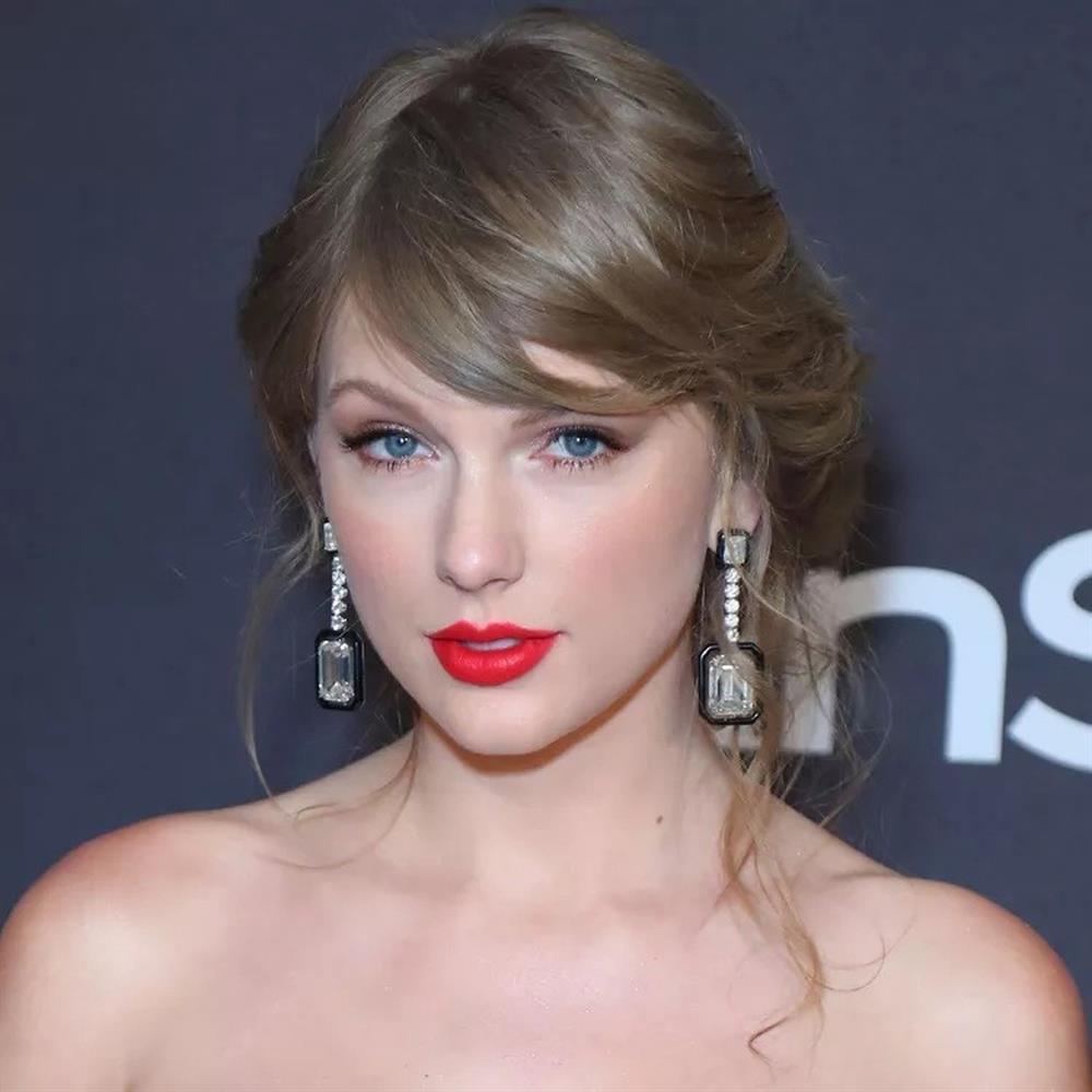 Taylor Swift cân mọi kiểu tóc từ tẩy màu sáng, uốn xoăn đến ép thẳng-10