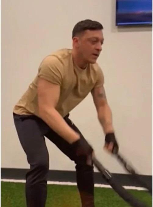 Cựu tuyển thủ Đức hết lăng nhăng, cải thiện ngoại hình để xứng đôi bên vợ hoa hậu-1