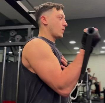 Cựu tuyển thủ Đức hết lăng nhăng, cải thiện ngoại hình để xứng đôi bên vợ hoa hậu-4