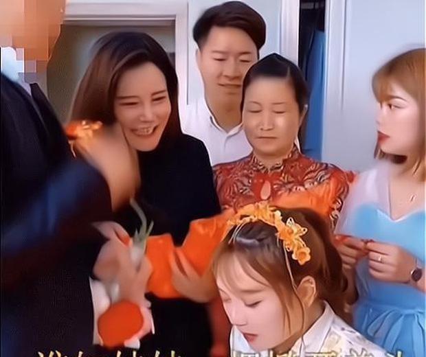 Em chồng hành động vô duyên trong lễ cưới bị chị dâu tát một cái, ngay lập tức mẹ chồng có phản ứng gây choáng-1