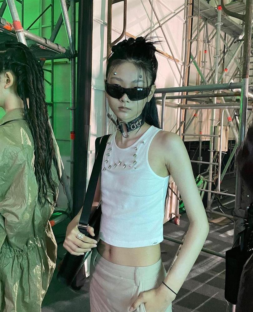 Đôi chân dài không tưởng của người mẫu 15 tuổi cao 1,79 m-1