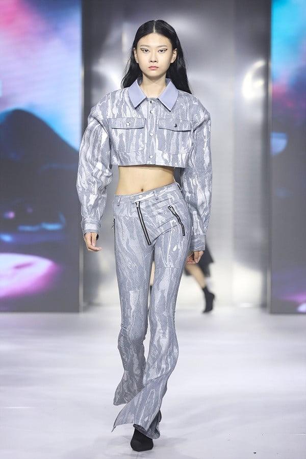 Đôi chân dài không tưởng của người mẫu 15 tuổi cao 1,79 m-2