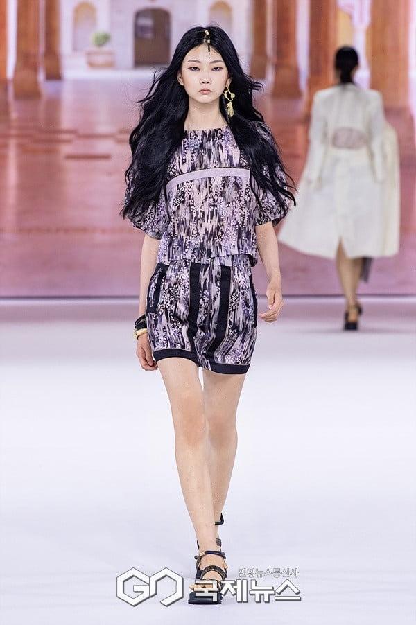 Đôi chân dài không tưởng của người mẫu 15 tuổi cao 1,79 m-3