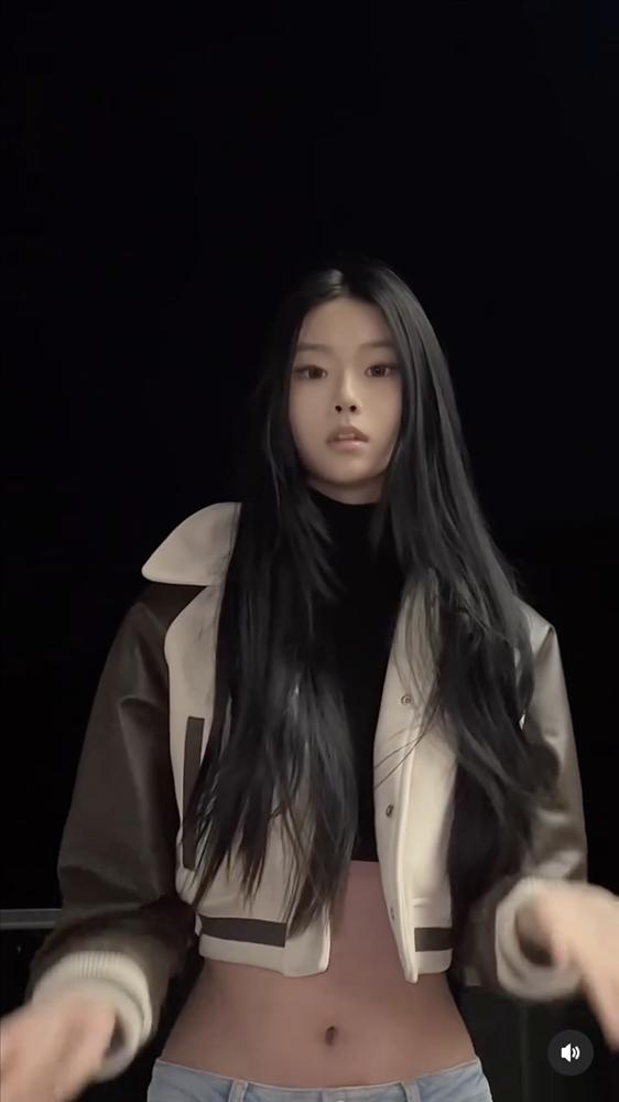 Đôi chân dài không tưởng của người mẫu 15 tuổi cao 1,79 m-4