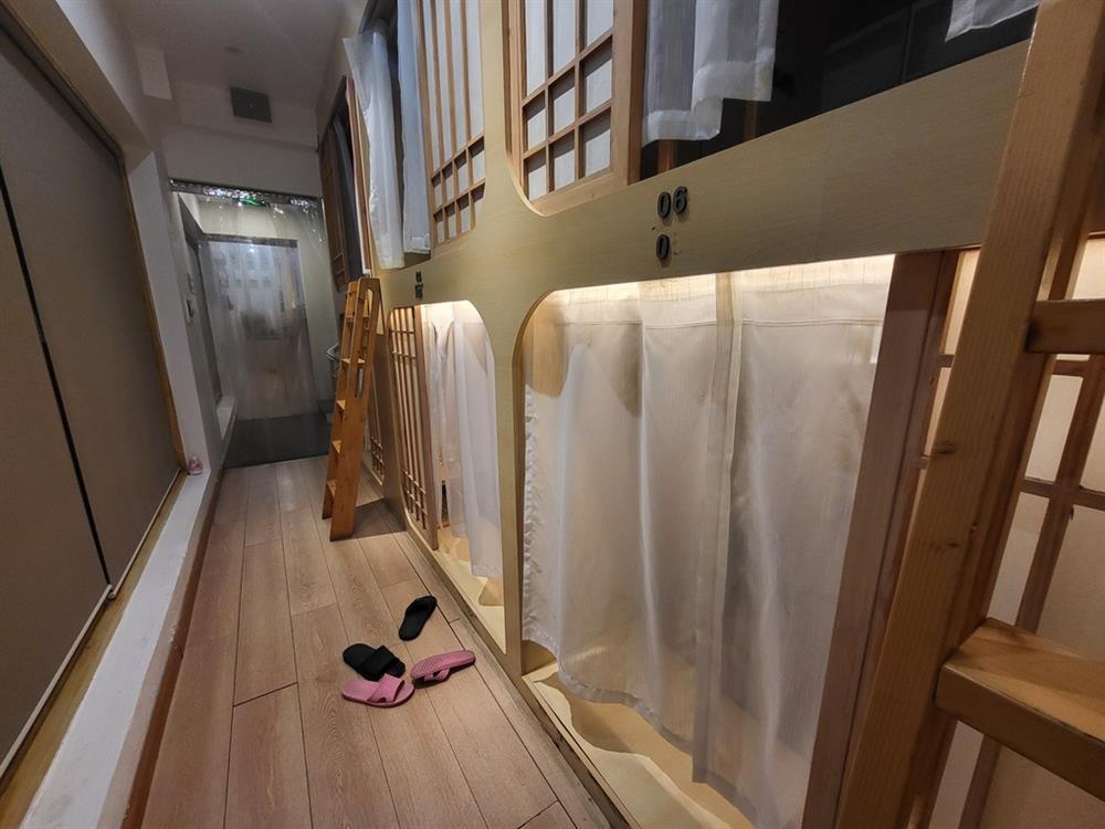 Nữ sinh trốn lớp học thêm, vô tư diễn cảnh nóng ở quán cafe-2