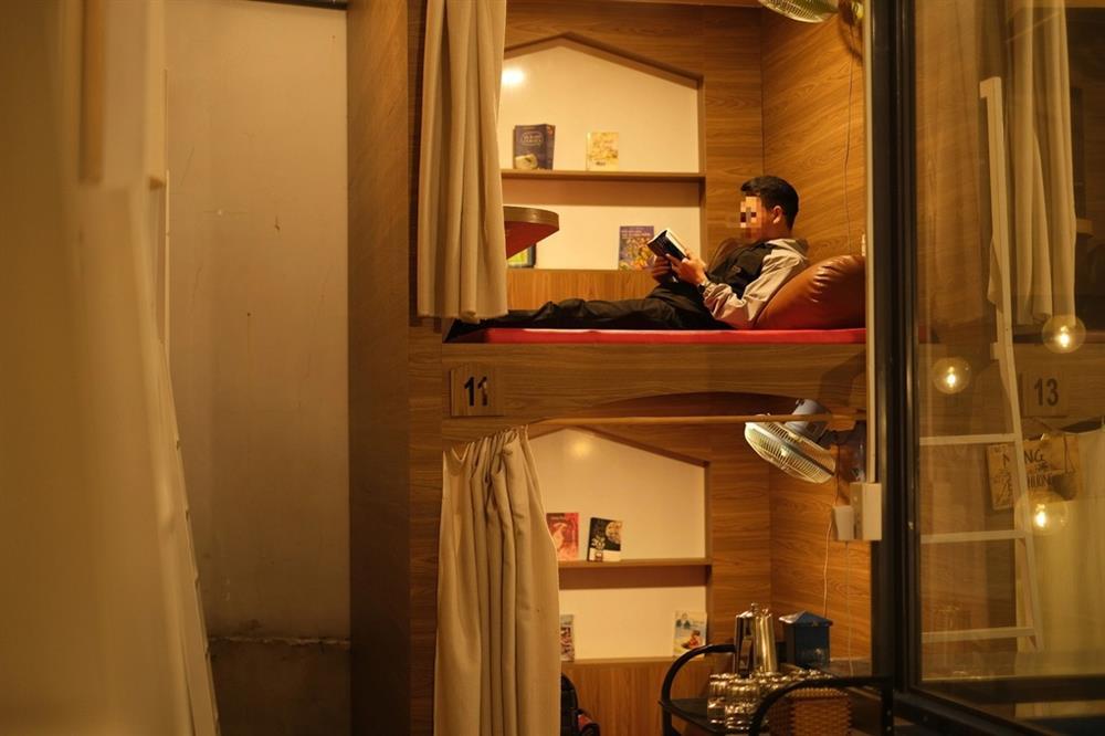 Nữ sinh trốn lớp học thêm, vô tư diễn cảnh nóng ở quán cafe-4