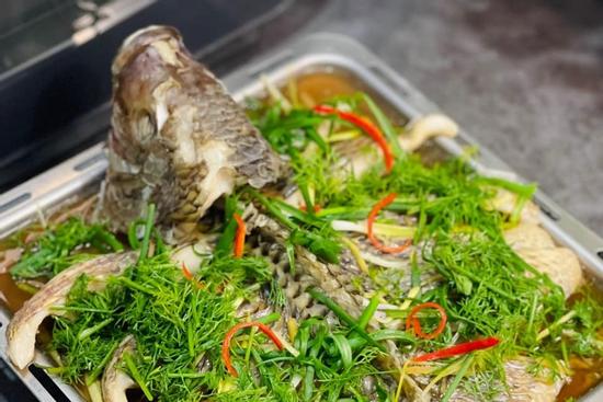 Cơm nhà ngon miệng đẹp mắt với 2 món cá hấp lạ mà quen