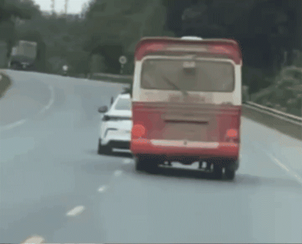 Chạy xe quá tốc độ, đâm hỏng ô tô CSGT-1