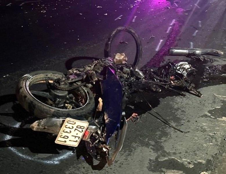 Đi chơi đêm về, 2 thanh niên va chạm với ô tô tử vong-1