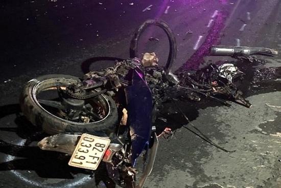 Đi chơi đêm về, 2 thanh niên va chạm với ô tô tử vong