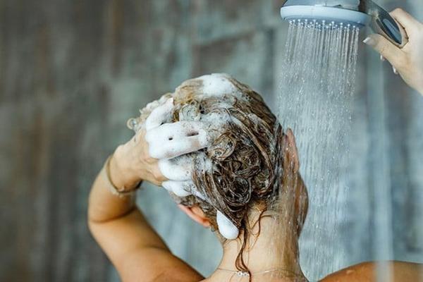 Bác sĩ cảnh báo xu hướng không gội đầu ở nam giới có thể gây ra những nguy hiểm tiềm ẩn-2