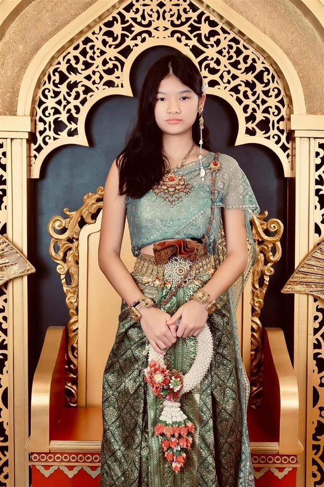 Con gái Trương Ngọc Ánh chuộng váy cúp, vóc dáng chuẩn mỹ nhân tương lai-5