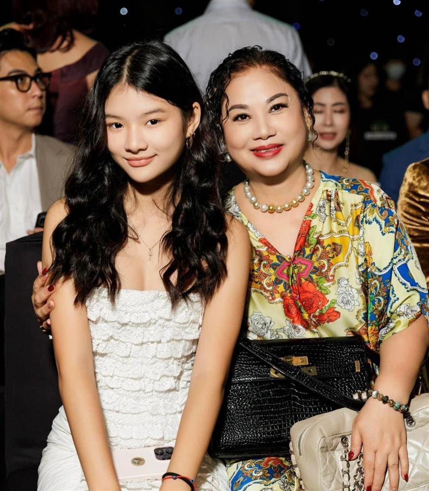 Con gái Trương Ngọc Ánh chuộng váy cúp, vóc dáng chuẩn mỹ nhân tương lai-2