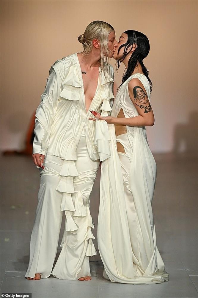 Những hình ảnh gây sốc nhất sàn diễn thời trang quốc tế dịp đầu năm-4