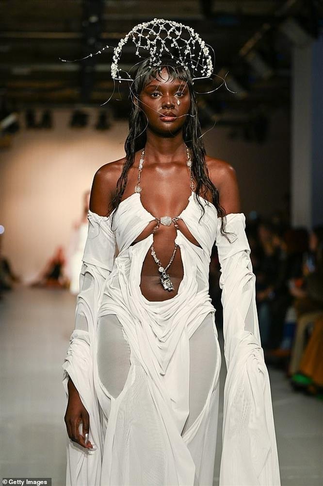 Những hình ảnh gây sốc nhất sàn diễn thời trang quốc tế dịp đầu năm-5