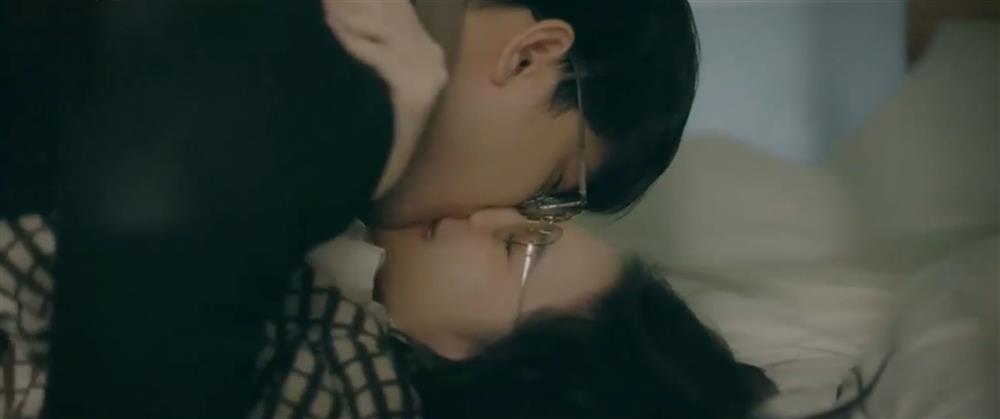 Cảnh nóng thừa và câu đùa thô của Mạnh Trường trong Chúng ta của 8 năm sau-3