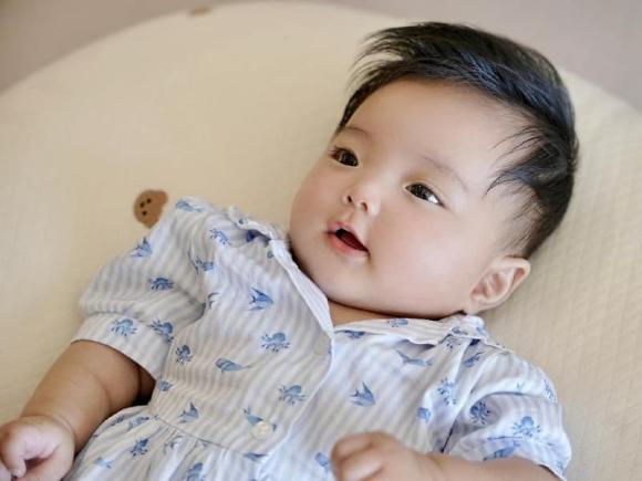 Khánh Thi nhập hội đẻ thuê khi gái út sao y bản chính Phan Hiển: Chưa có tuổi đã bị mẹ bóc phốt-4