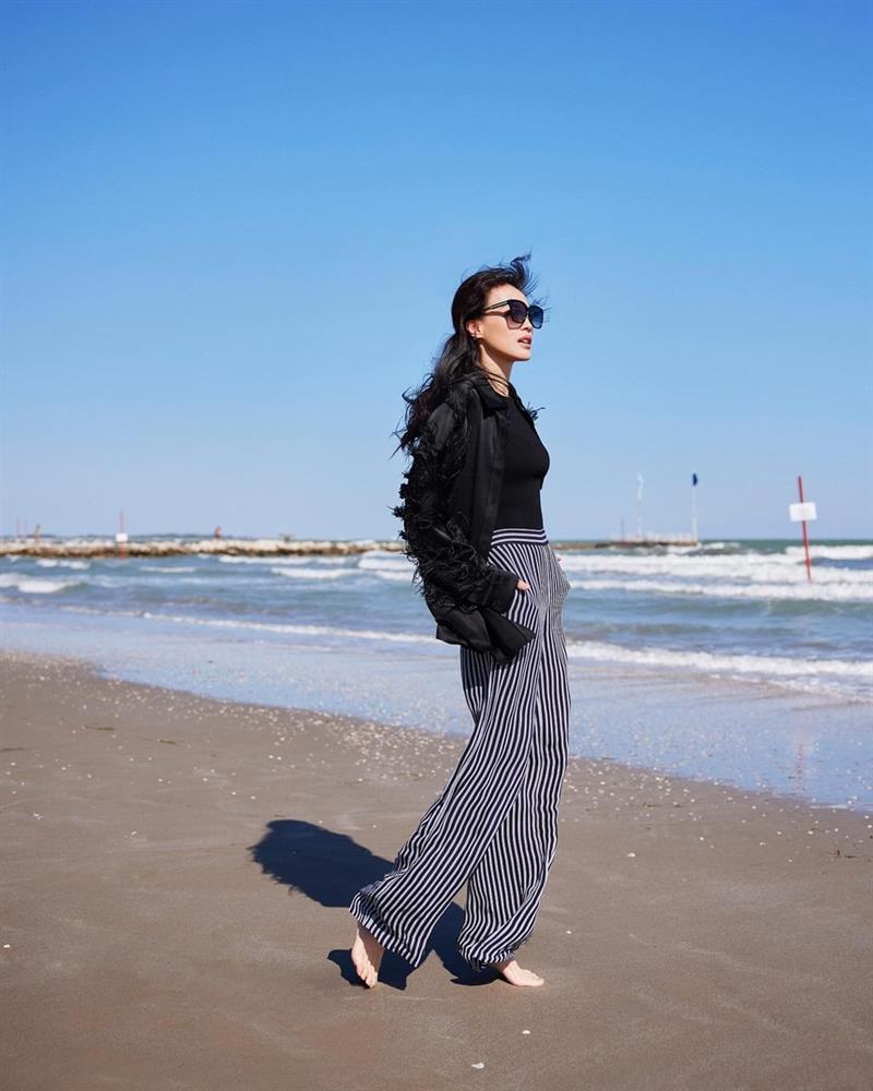 Phong cách trẻ trung, ngọt ngào của Thư Kỳ ở tuổi 50-6