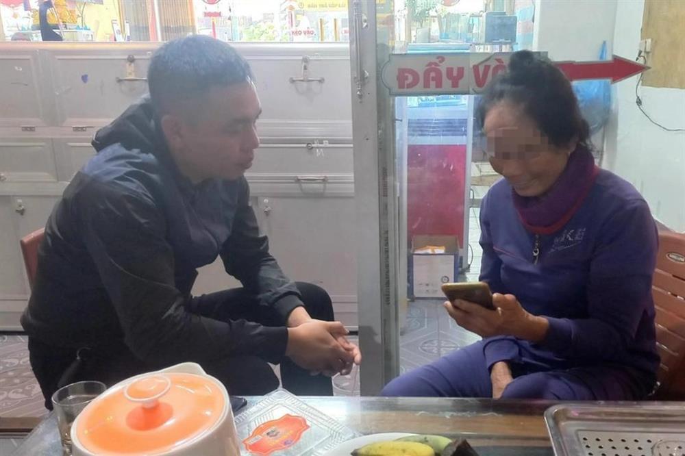 Hành động lạ của vị khách khiến chủ tiệm vàng âm thầm báo tin công an-1