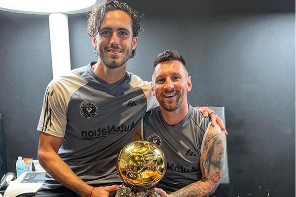 Con trai nữ tỷ phú được nắm tay Messi ra sân khiến cộng đồng mạng tranh cãi-5