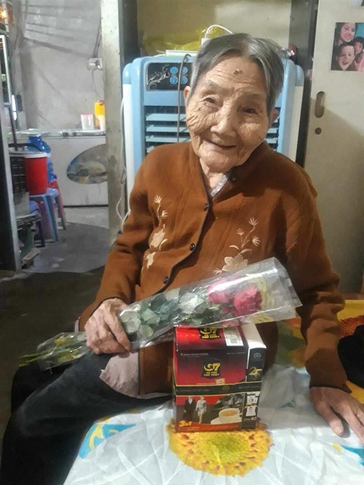Cụ bà 103 tuổi vượt 300km về quê giỗ mẹ và câu nói đầy xót xa-1