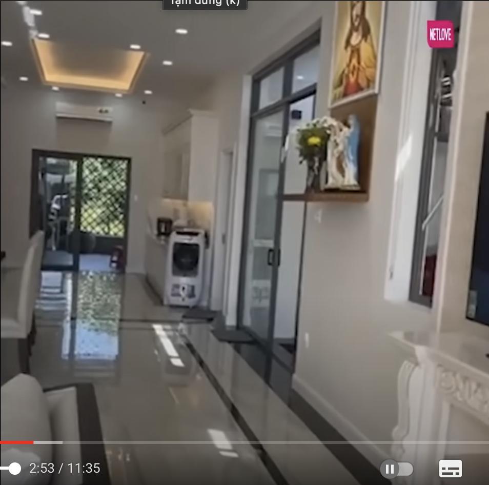 MC Quyền Linh khoe xây nhà khang trang cho mẹ ruột ở Tiền Giang, hút 5.000 người theo dõi livestream, khoe món quà tân gia độc lạ-2