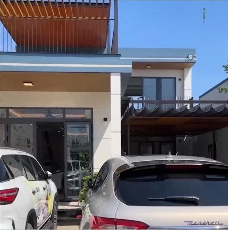 MC Quyền Linh khoe xây nhà khang trang cho mẹ ruột ở Tiền Giang, hút 5.000 người theo dõi livestream, khoe món quà tân gia độc lạ-6