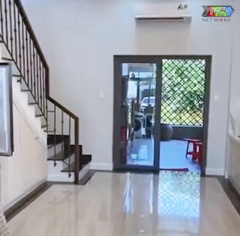 MC Quyền Linh khoe xây nhà khang trang cho mẹ ruột ở Tiền Giang, hút 5.000 người theo dõi livestream, khoe món quà tân gia độc lạ-8